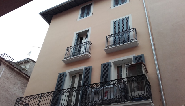 Détail travaux de peinture et enduit façade